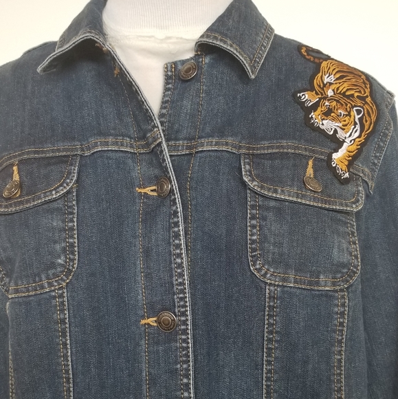 Large Denim jacket upcycled with tiger patch. - Picture 6 of 7